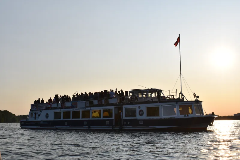 Eventschiff von LEX Event im Sonnenuntergang auf der Spree