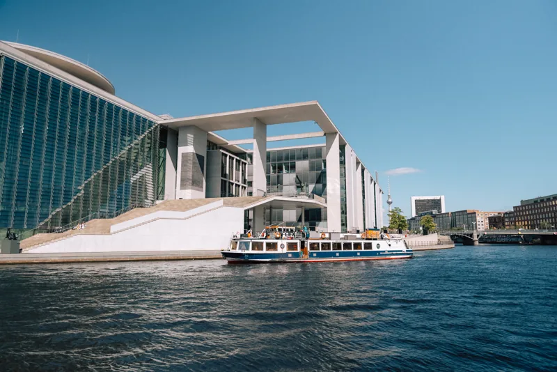 MS Lex auf der Spree im Regierungsviertel